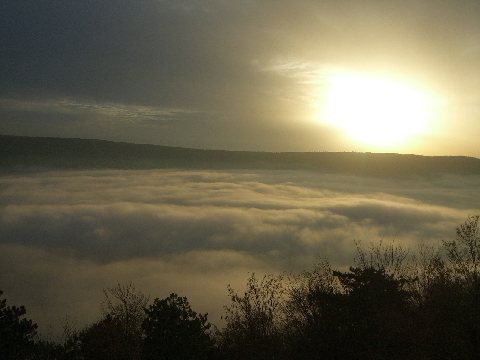 Die Sonne scheint immer! Foto Sonne über Nebelmeer